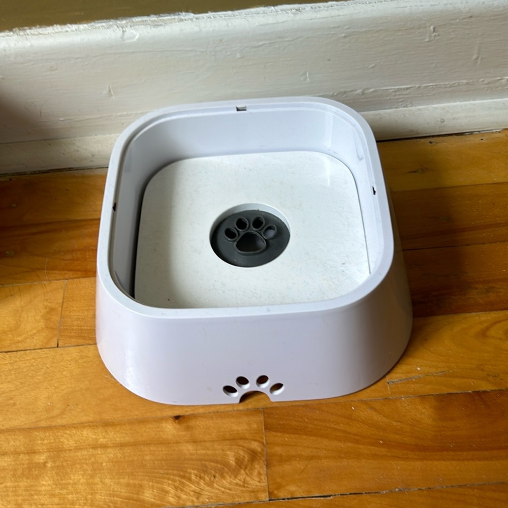 Slow drinking water bowl for dogs